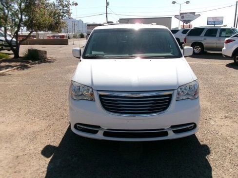 Used 2016 Chrysler Town & Country Touring FWD image 3