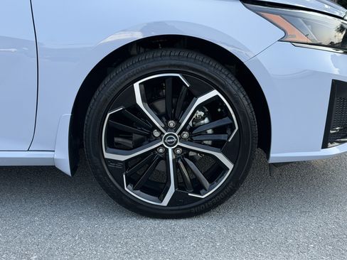 Used 2025 Nissan Altima 2.5 SR FWD image 11