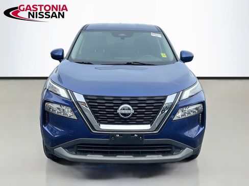 Used 2023 Nissan Rogue SV image 2