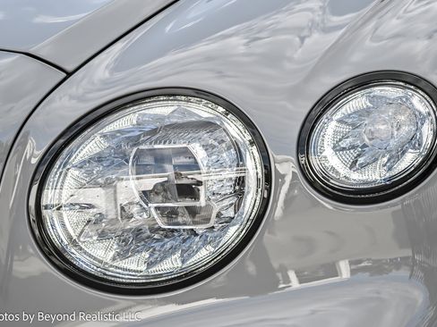 Used 2025 Bentley Flying Spur Plug-In Hybrid AWD/4WD image 6