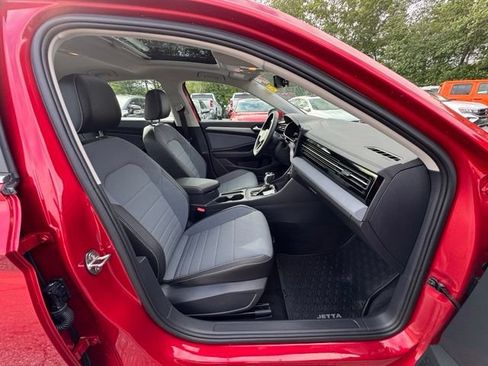 Certified 2025 Volkswagen Jetta SE FWD image 22