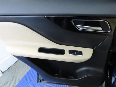 Used 2020 Jaguar F-PACE Premium image 32