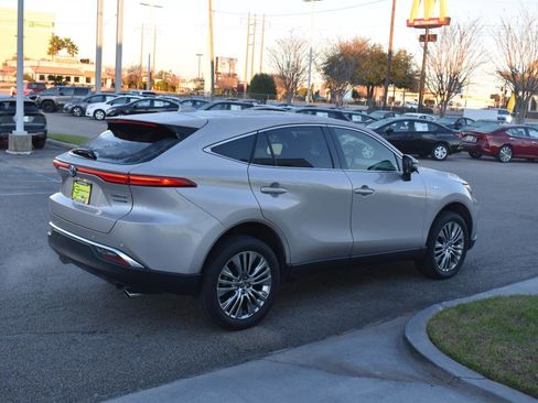 Used 2021 Toyota Venza Limited image 8