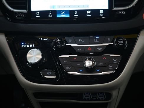 Used 2023 Chrysler Pacifica Touring-L FWD image 17