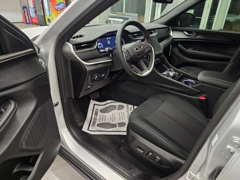 New 2025 Jeep Grand Cherokee Laredo w/ Luxury Tech Group I RWD image 14