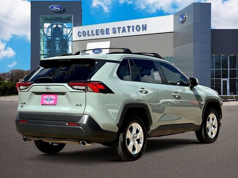 Used 2021 Toyota RAV4 XLE w/ Convenience Package FWD image 5