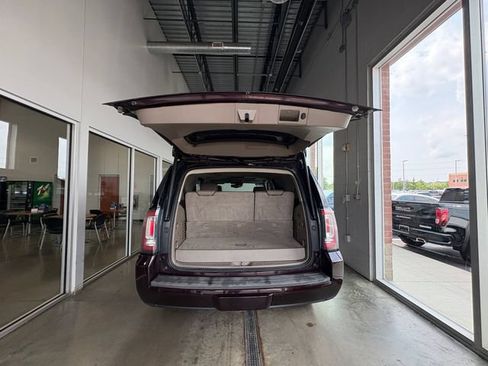 Used 2017 GMC Yukon SLT w/ Premium Edition AWD/4WD image 16
