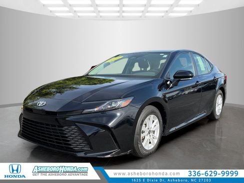 Used 2025 Toyota Camry LE image 1