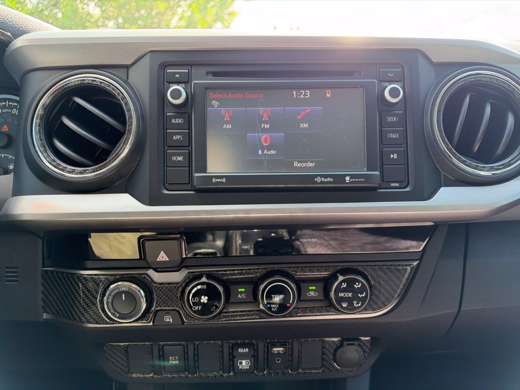 Used 2018 Toyota Tacoma SR5 AWD/4WD image 12