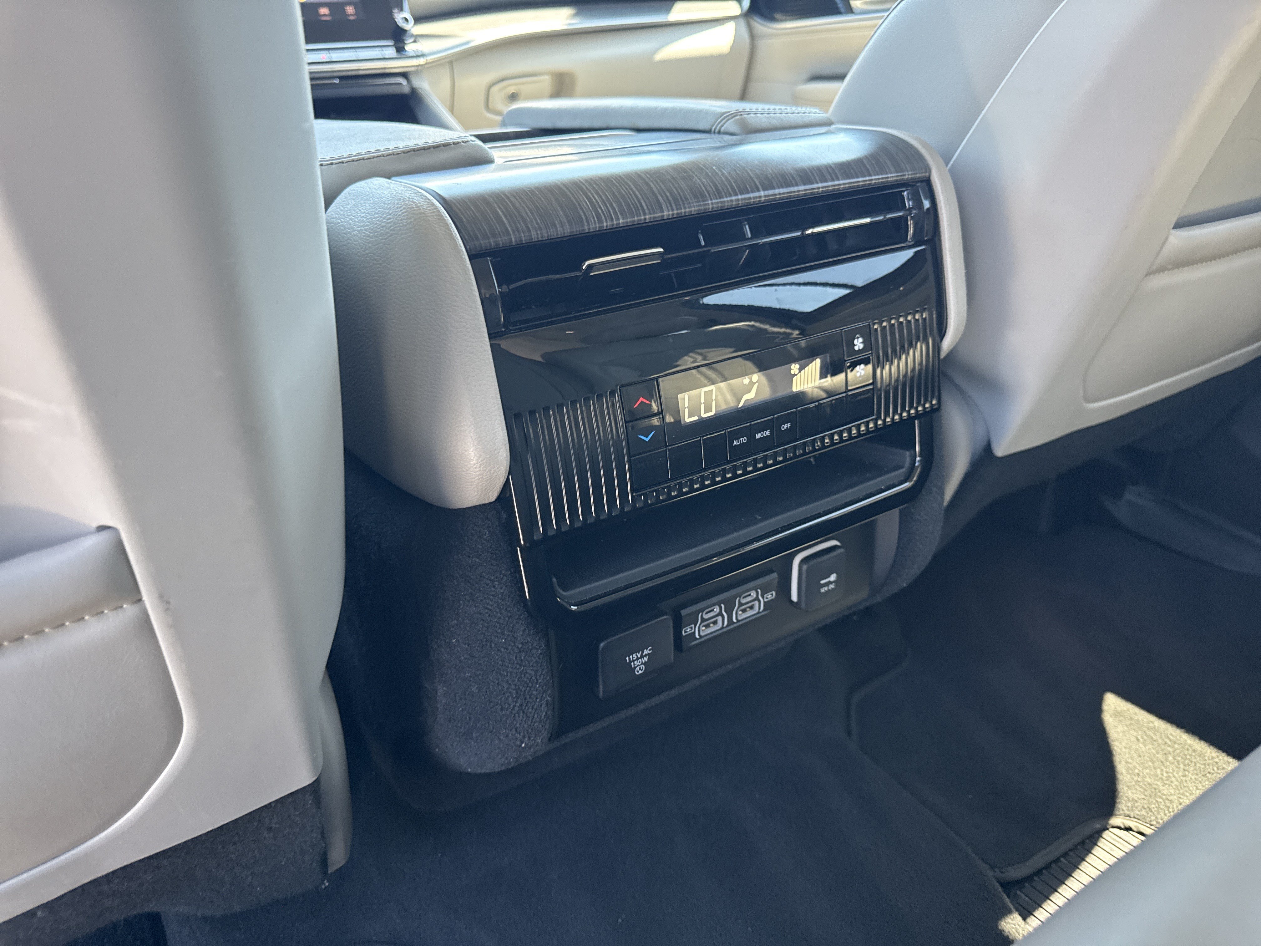 Used 2024 Jeep Wagoneer L Series II AWD/4WD image 26