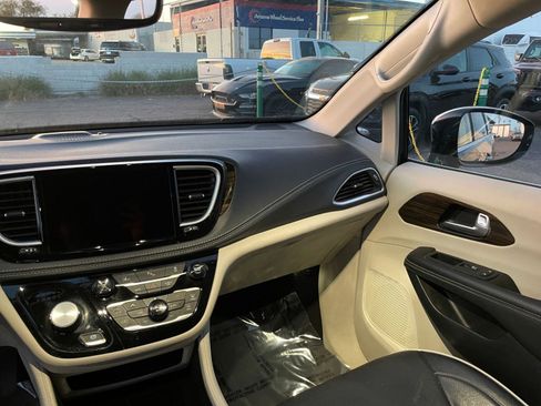 Used 2023 Chrysler Pacifica Limited image 36