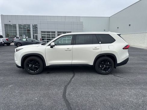 Used 2024 Toyota Grand Highlander Platinum image 2