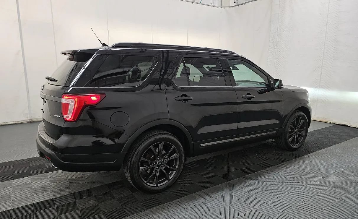 Used 2019 Ford Explorer XLT w/ Equipment Group 202A AWD/4WD image 3
