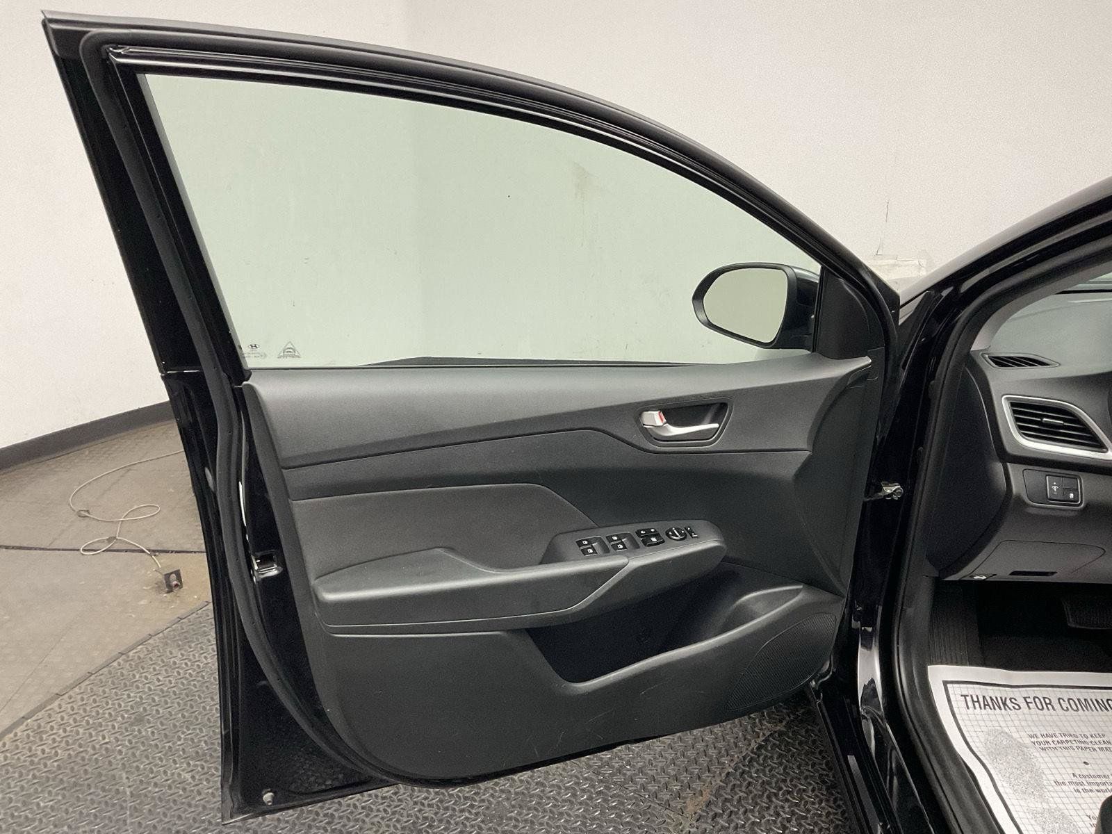 Used 2022 Hyundai Accent SE FWD image 9