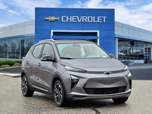 Used 2023 Chevrolet Bolt EUV Premier w/ Sun & Sound Package image 6