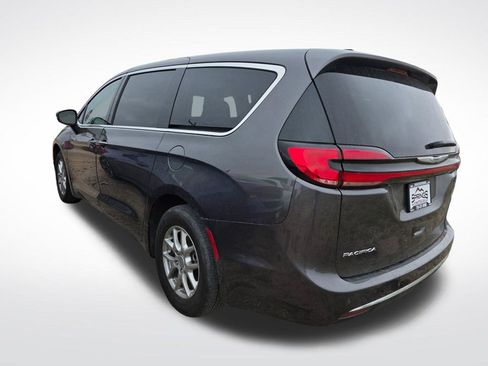 Used 2023 Chrysler Pacifica Touring-L FWD image 6