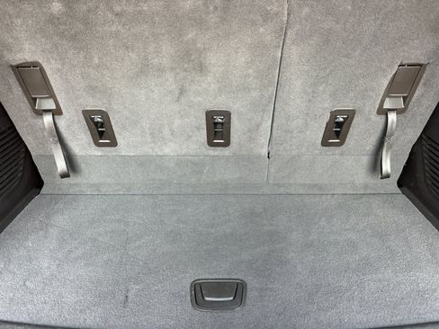 Used 2024 GMC Yukon SLT AWD/4WD image 16