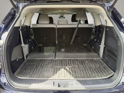 Used 2021 Toyota Highlander XLE AWD/4WD image 11