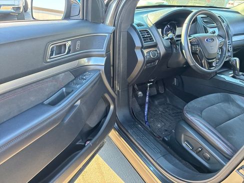 Used 2018 Ford Explorer XLT w/ Equipment Group 202A image 9