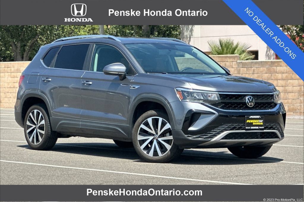 Used 2022 Volkswagen Taos SE FWD image 1
