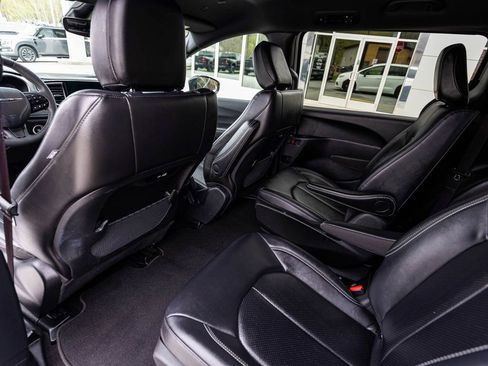 Used 2024 Chrysler Pacifica Limited FWD image 25
