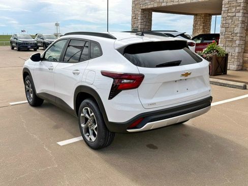 New 2026 Chevrolet Trax LT w/ LT Convenience Package FWD image 3