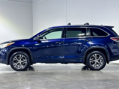 Used 2016 Toyota Highlander XLE AWD/4WD image 2