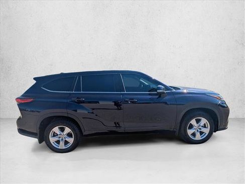 Used 2021 Toyota Highlander LE AWD/4WD image 4