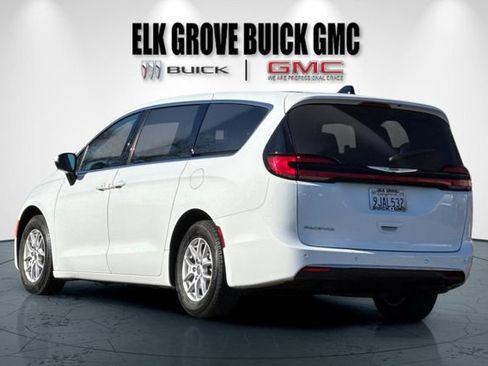 Used 2023 Chrysler Pacifica Touring-L image 6