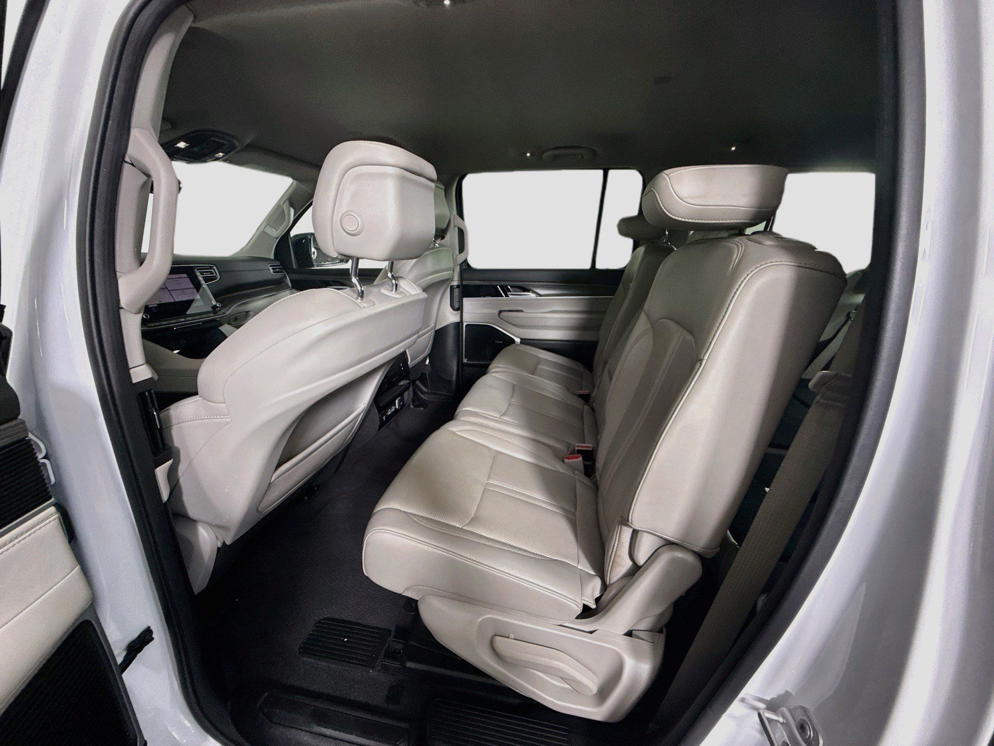 Used 2024 Jeep Wagoneer L Series II w/ Flexible Seating Group RWD image 25