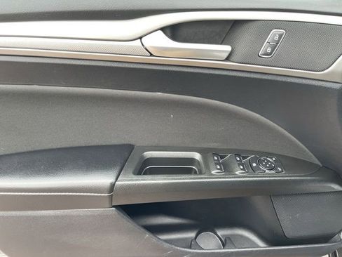 Used 2020 Ford Fusion SE FWD image 12