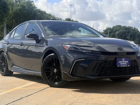 Used 2025 Toyota Camry SE w/ Convenience Package FWD image 2