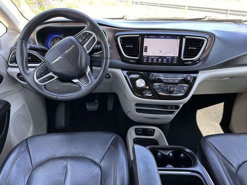 Used 2018 Chrysler Pacifica Touring-L FWD image 16
