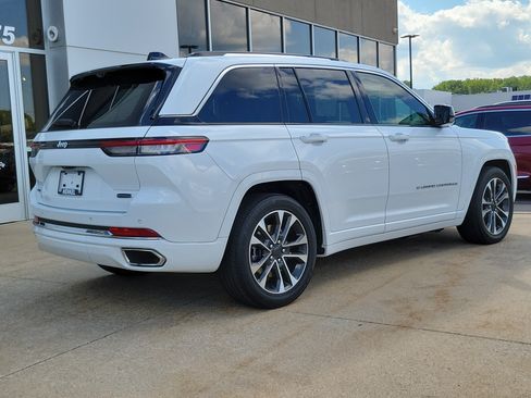 Used 2022 Jeep Grand Cherokee Overland w/ Luxury Tech Group IV AWD/4WD image 4