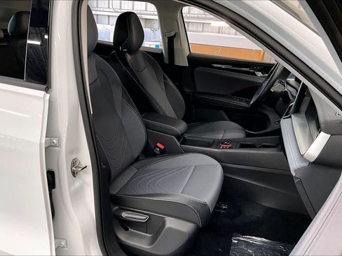 Used 2025 Volkswagen Tiguan SE image 10