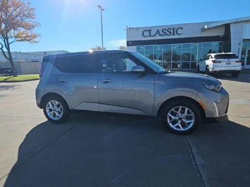 Used 2023 Kia Soul LX w/ LX Technology Package image 9