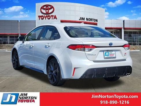 Used 2025 Toyota Corolla SE w/ SE Premium Package FWD image 8
