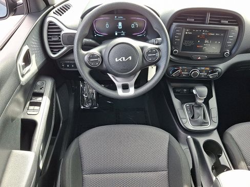 Used 2025 Kia Soul LX w/ LX Technology Package FWD image 12
