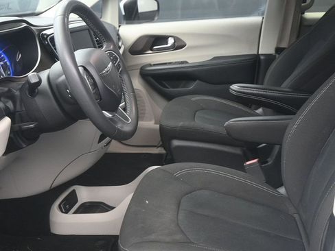 Used 2023 Chrysler Voyager LX image 10