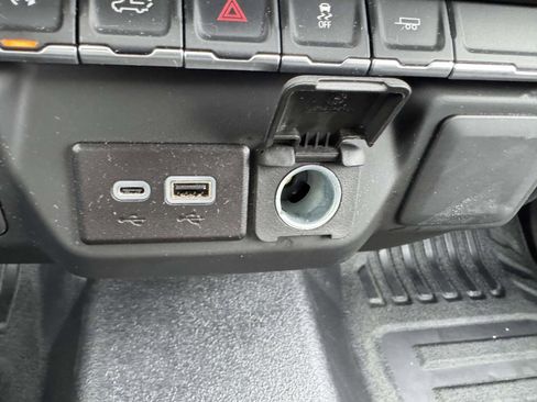 Used 2025 Chevrolet Silverado 1500 W/T image 31