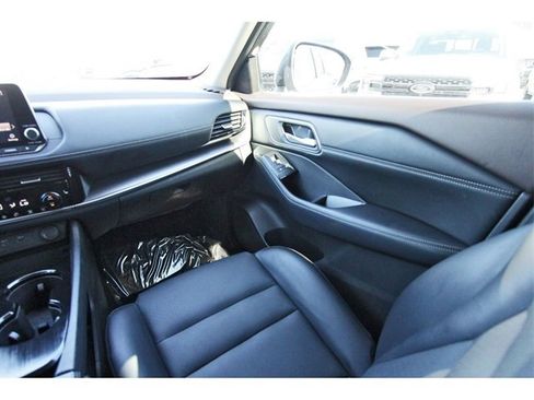 Used 2021 Nissan Rogue SV w/ Premium Package image 9