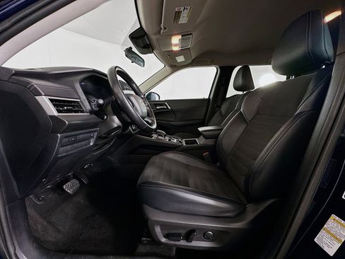 Used 2024 Mitsubishi Outlander SE image 13