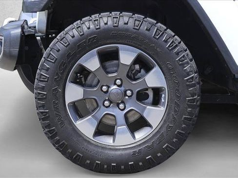 Used 2018 Jeep Wrangler Unlimited Sahara AWD/4WD image 9