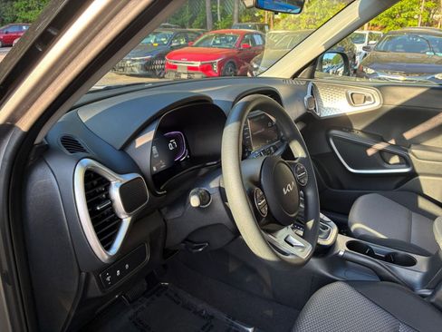 Used 2025 Kia Soul LX w/ LX Technology Package image 34