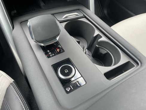 Certified 2025 Land Rover Discovery Dynamic SE AWD/4WD image 20