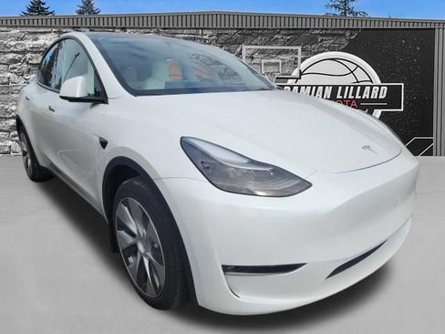 Used 2023 Tesla Model Y Long Range AWD/4WD image 1