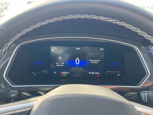 Certified 2022 Volkswagen Tiguan SE image 9