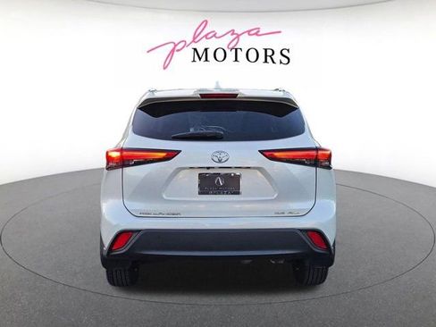 Used 2021 Toyota Highlander XLE AWD/4WD image 6