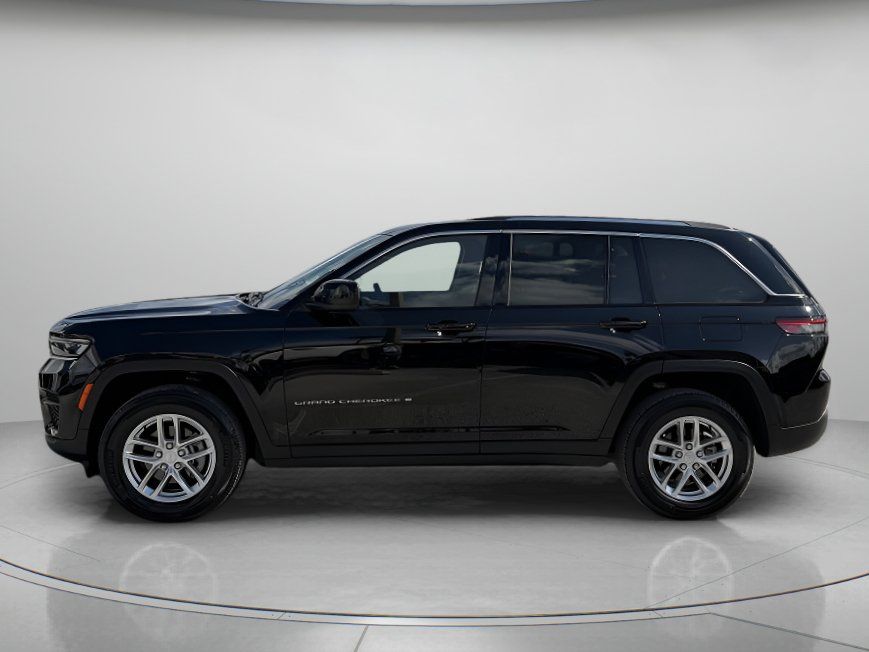 Used 2023 Jeep Grand Cherokee Laredo w/ Luxury Tech Group I RWD image 5