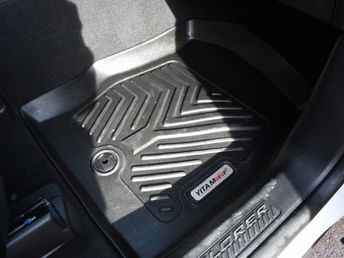 Used 2021 Ford Explorer XLT w/ Equipment Group 202A image 28